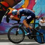 'Corrió y saltó': el dúo australiano se ríe del comienzo tardío de la contrarreloj del Tour de Francia