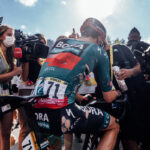'Dolor en la espalda' - Hindley recibe un golpe en la etapa 14 del Tour de Francia estropeado por un accidente