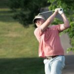 Drew Todd acierta en el tercer hoyo en el campo de golf Cascades en el torneo de golf de la ciudad de Bloomington el 9 de julio de 2023.