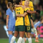 Las Matildas (Tameka Yallop) [centre] y katrina gorry [top] se muestran celebrando el Mary Fowler's [left] gol contra Francia) están listos para persuadir a 20 millones de australianos a sintonizar