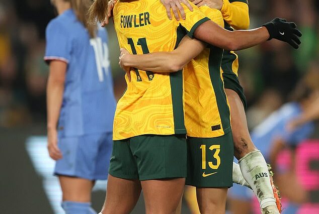 Las Matildas (Tameka Yallop) [centre] y katrina gorry [top] se muestran celebrando el Mary Fowler's [left] gol contra Francia) están listos para persuadir a 20 millones de australianos a sintonizar
