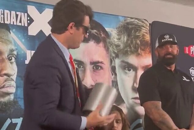 YouTuber Alex Stein se puso de pie con un contenedor durante su conferencia de prensa previa a la pelea
