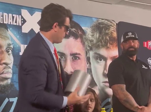 YouTuber Alex Stein se puso de pie con un contenedor durante su conferencia de prensa previa a la pelea