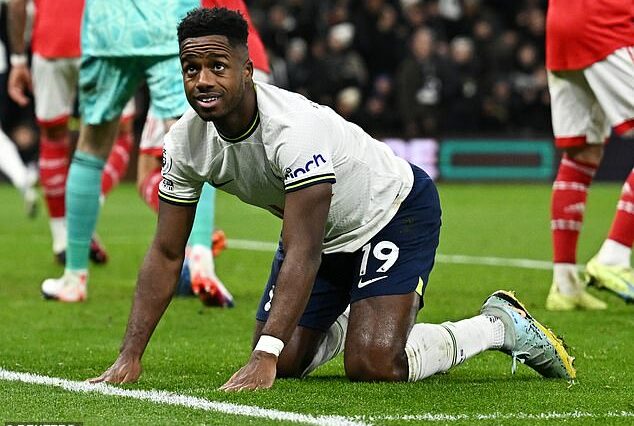 El defensa del Tottenham Ryan Sessegnon se perderá el comienzo de la temporada después de una cirugía en los isquiotibiales