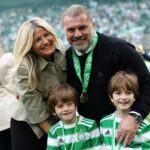 Ange Postecoglou celebra con su familia después de ganar la Premiership escocesa con el Celtic en mayo.  Está desesperado por asegurarse de que sus hijos mantengan su acento australiano.