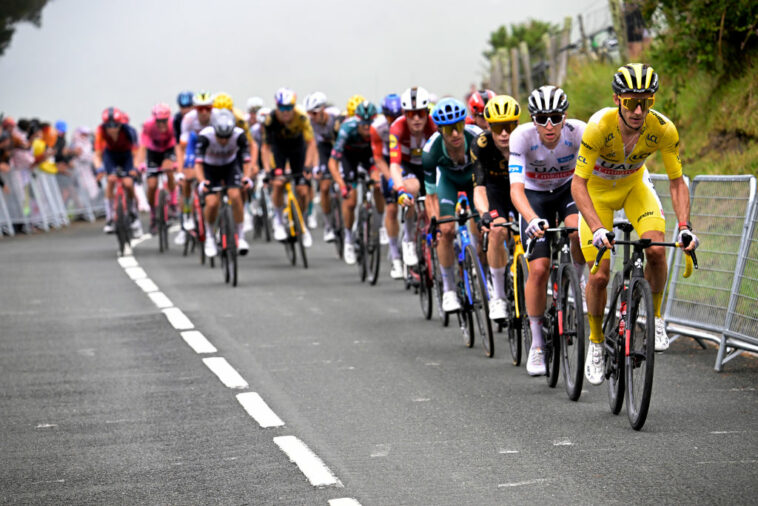 El líder del Tour de Francia, Adam Yates, ayuda a su compañero de equipo Tadej Pogacar a ganar más tiempo
