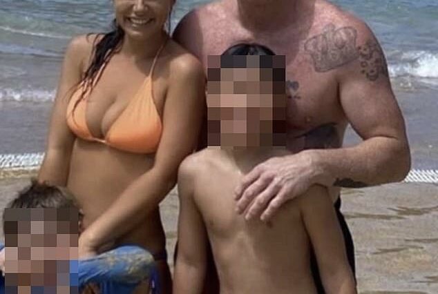 El boxeador Garth Wood (derecha) está acusado de dar patadas y puñetazos en un partido de fútbol infantil y supuestamente agredió a la novia de Wood, Holly Lewis (izquierda), el día anterior.