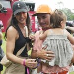 Fowler sale del green 18 con su esposa Allison y su hija Maya después de la ronda final.  - Carlos Osorio/AP