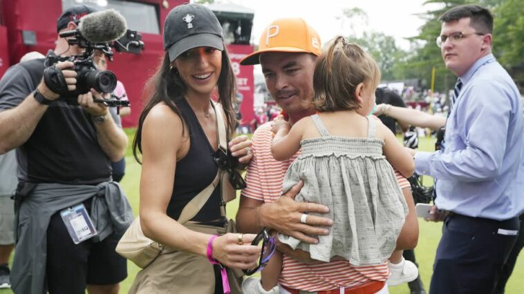 Fowler sale del green 18 con su esposa Allison y su hija Maya después de la ronda final.  - Carlos Osorio/AP