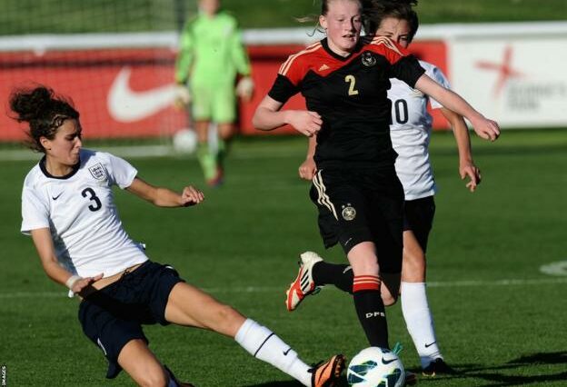 Rosella Ayane jugando para Inglaterra Sub-19 en 2013