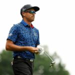 Rickie Fowler de los Estados Unidos hizo birdie en seis de los últimos ocho hoyos para tomar una ventaja de un golpe después de la tercera ronda del PGA Rocket Mortgage Classic (Cliff Hawkins)