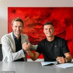 Granit Xhaka (derecha) ha completado su movimiento de £ 21,5 millones del Arsenal al Bayer Leverkusen