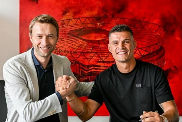 Granit Xhaka (derecha) ha completado su movimiento de £ 21,5 millones del Arsenal al Bayer Leverkusen