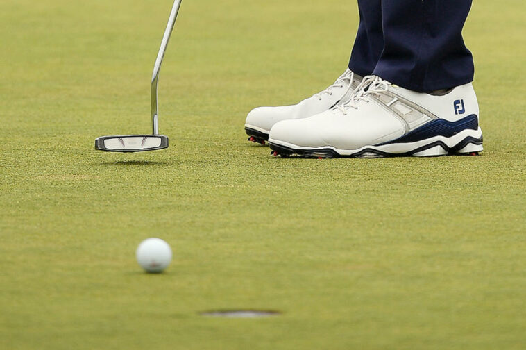 Hombre se mete dos putters en los pantalones para robar en una tienda de golf