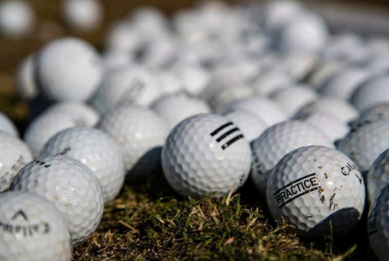 Se ven pelotas de golf dispuestas para su uso en el campo de prácticas de The Lights at Indio en una foto de 2022.