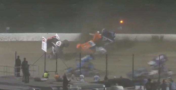 Kyle Larson se sube del auto después de una gran caída en Eldora