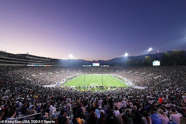 Hubo 82,110 fanáticos viendo LA Galaxy contra LAFC el martes por la noche en California