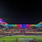 El estadio Suncorp se iluminó como un arcoíris durante el medio tiempo de la victoria de Inglaterra sobre Haití, y muchos fanáticos lo relacionaron con una excavación en la FIFA.