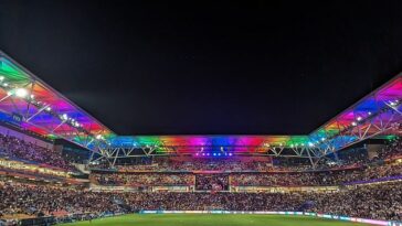 El estadio Suncorp se iluminó como un arcoíris durante el medio tiempo de la victoria de Inglaterra sobre Haití, y muchos fanáticos lo relacionaron con una excavación en la FIFA.