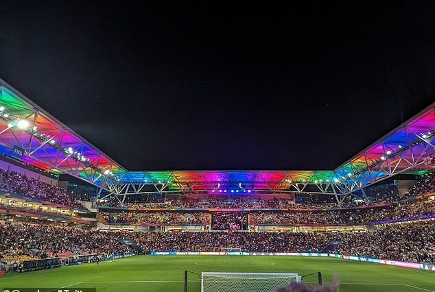 El estadio Suncorp se iluminó como un arcoíris durante el medio tiempo de la victoria de Inglaterra sobre Haití, y muchos fanáticos lo relacionaron con una excavación en la FIFA.