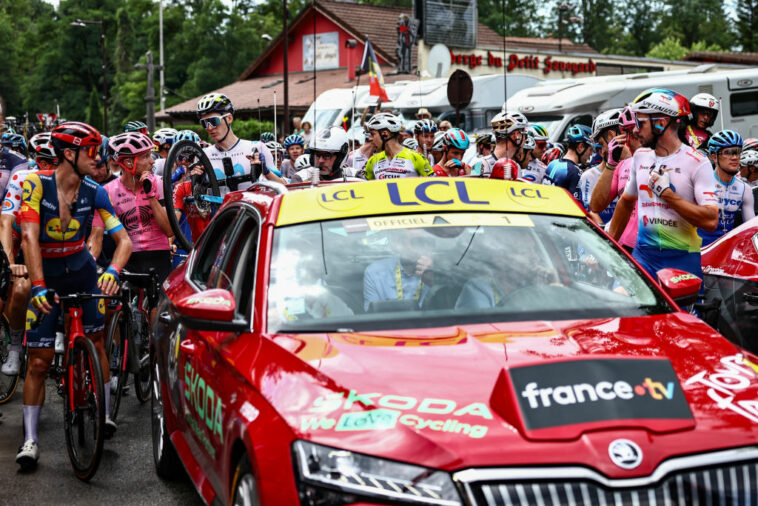 La etapa 14 del Tour de Francia fue neutralizada después de un accidente masivo temprano