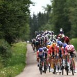 La etapa 19 del Tour de Francia, una de las más rápidas de la historia, mientras los equipos luchan por las sobras