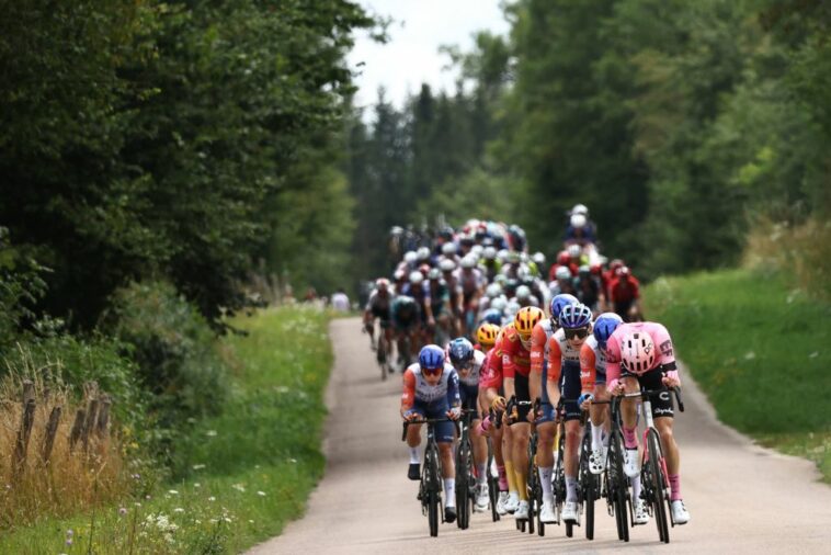 La etapa 19 del Tour de Francia, una de las más rápidas de la historia, mientras los equipos luchan por las sobras