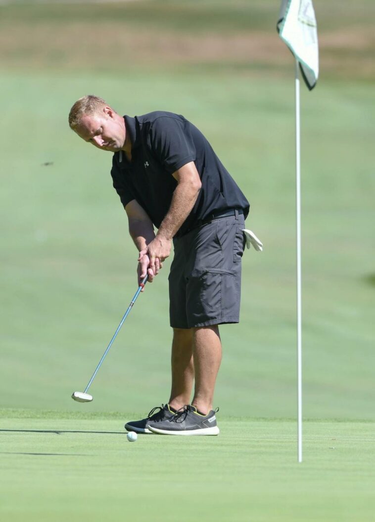 Dave Oates patea en el Campeonato de golf masculino amateur del condado de Stark.