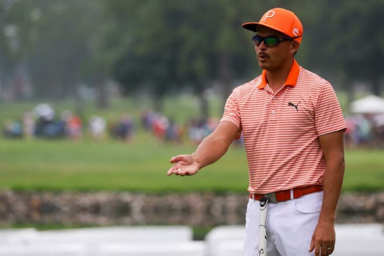 Ricky Fowler se frustra después de fallar un putt en el hoyo 14 durante la cuarta ronda del Rocket Mortgage Classic en Detroit Golf Club el domingo 2 de julio de 2023.