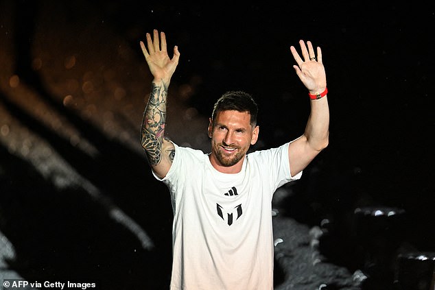 Lionel Messi dio un emotivo discurso al ser presentado como jugador de Inter Miami el domingo.