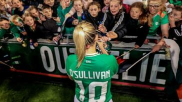 Denise O'Sullivan, de la República de Irlanda, firma autógrafos para los aficionados tras el amistoso con Francia en Dublín.