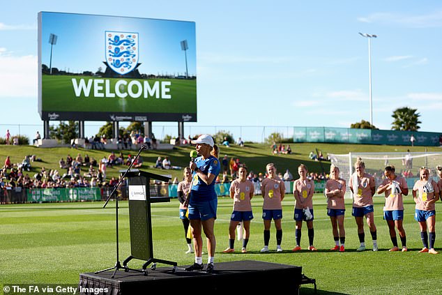 El equipo de Sarina Wiegman ha sido fotografiado en el entrenamiento previo a la Copa Mundial de Fútbol Femenino en Australia.