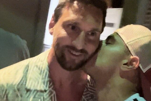 Lionel Messi recibió un beso en la mejilla cuando salía de un restaurante de Miami con su familia el miércoles.