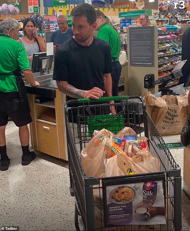 Lionel Messi, de 36 años, fue visto en la caja de la cadena de supermercados estadounidense Publix en Miami, el jueves.