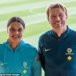 El entrenador de Matildas, Tony Gustavsson (derecha) y el patrón Sam Kerr (izquierda) dieron a conocer oficialmente el equipo en Melbourne el lunes por la tarde.