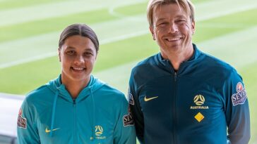 El entrenador de Matildas, Tony Gustavsson (derecha) y el patrón Sam Kerr (izquierda) dieron a conocer oficialmente el equipo en Melbourne el lunes por la tarde.