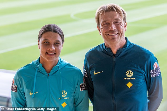 El entrenador de Matildas, Tony Gustavsson (derecha) y el patrón Sam Kerr (izquierda) dieron a conocer oficialmente el equipo en Melbourne el lunes por la tarde.