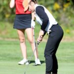 Zoe Mort de Marlington juega en el hoyo 9 de la sección de golf de la División I de niñas en The Elms Country Club.  martes, 04 de octubre de 2022.