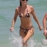La modelo Nina Agdal se veía deslumbrante en un bikini floreado mientras disfrutaba de un chapuzón en el océano.