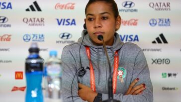 La capitana de Marruecos, Ghizlane Chebbak, no quedó impresionada después de que un reportero le preguntó si había jugadores homosexuales en el equipo.  La homosexualidad es ilegal en el país norteafricano