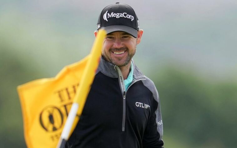 Estados Unidos'  Brian Harman sonríe después de hacer un chip en el 5.° green/Tabla de clasificación de The Open: Puntuaciones completas de Hoylake en 2023