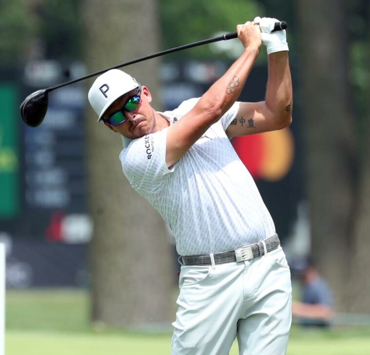 Rickie Fowler da el primer golpe en el segundo hoyo durante la ronda 2 del Rocket Mortgage Classic el viernes 29 de junio de 2023 en el Detroit Golf Club.