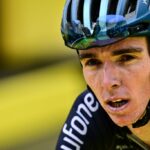 Romain Bardet y James Shaw quedan fuera del Tour de Francia tras un accidente en el descenso de la etapa 14