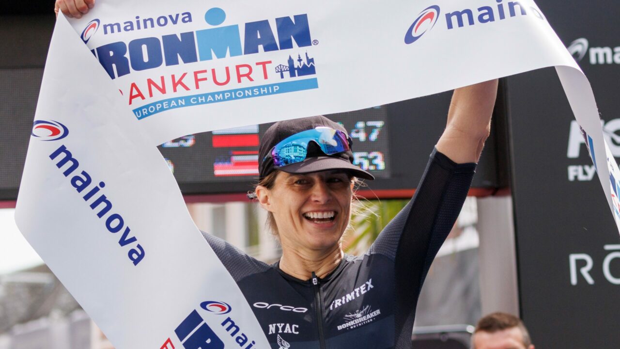 Sarah True de los Estados Unidos de América reacciona después de cruzar la línea de meta del Campeonato Europeo IRONMAN Frankfurt el 2 de julio de 2023 en Frankfurt am Main, Alemania