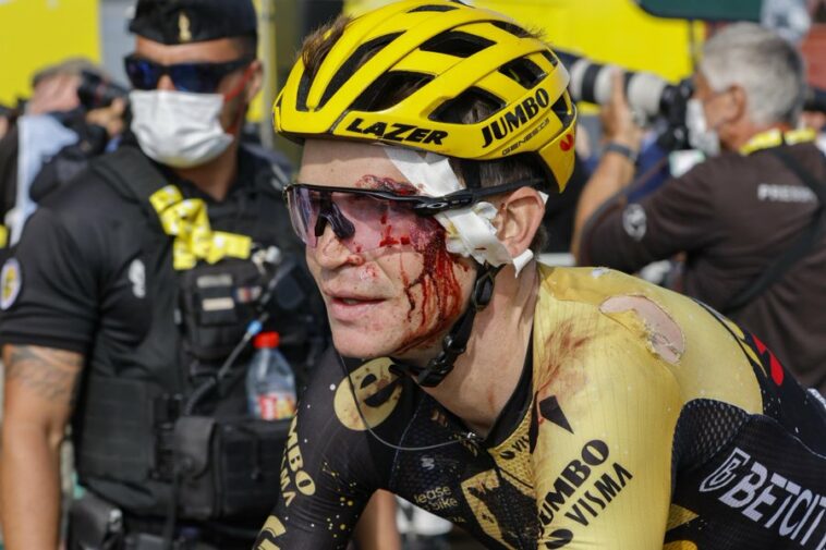 Sepp Kuss ensangrentado y vendado tras accidente pero finaliza la etapa 20 del Tour de Francia