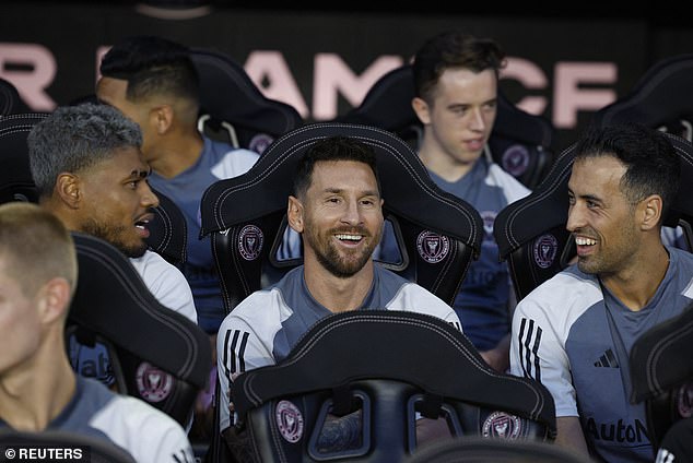 Sergio Busquets (derecha) ama la vida en los EE. UU. y se reencuentra con Lionel Messi (centro)