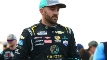 Austin Dillon Angry NASCAR Lanzamiento de casco Pocono Raceway Tyler Reddick