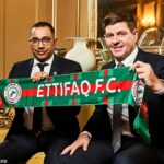 El nuevo gerente de Al-Ettifaq, Steven Gerrard (derecha), ha mantenido conversaciones constructivas con el agente libre Wilf Zaha con respecto a una muy lucrativa mudanza de £ 16 millones por temporada, después de impuestos, a Arabia Saudita.