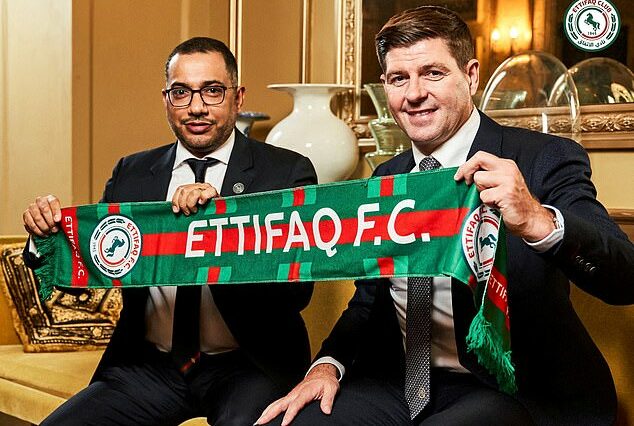 El nuevo gerente de Al-Ettifaq, Steven Gerrard (derecha), ha mantenido conversaciones constructivas con el agente libre Wilf Zaha con respecto a una muy lucrativa mudanza de £ 16 millones por temporada, después de impuestos, a Arabia Saudita.