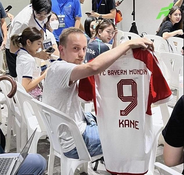 El Tottenham prohibió al reportero (en la foto) que le regaló al jefe Ange Postecoglou una camiseta del Bayern de Múnich que tenía el nombre de Harry Kane y el número 9 en la espalda.